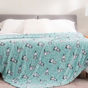 Berkshire Peanuts King Size 90” x 108” Snoopy Springtime Floral Dance Blanket